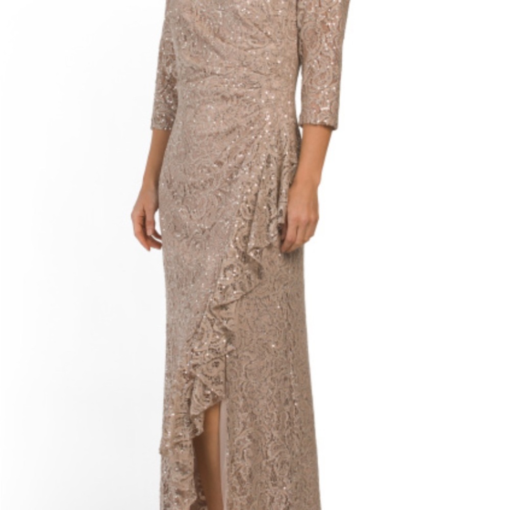 ALEX EVENINGS
Three-quarter Sleeve Sequin Lace Gown, size 8 Petite
